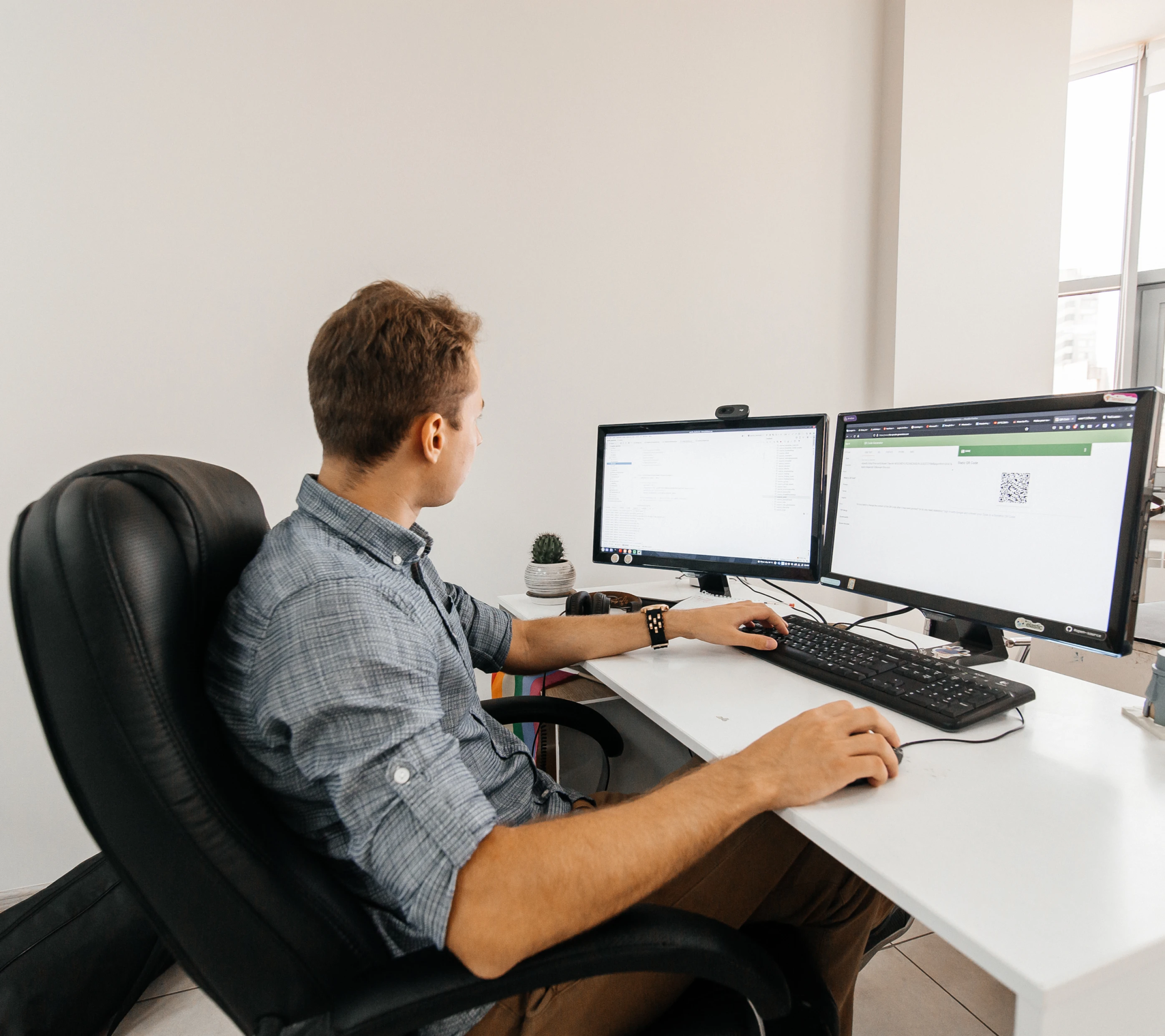 Project management for custom manufacturing software development